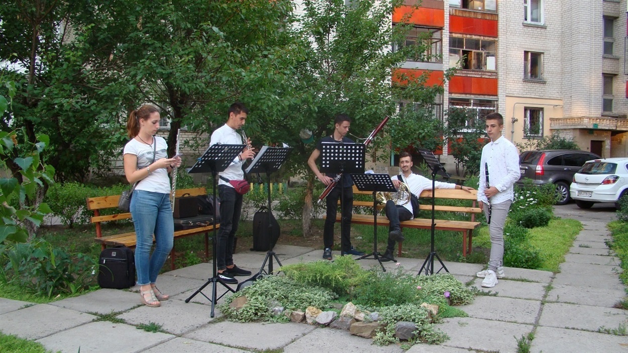 Концерт во дворе