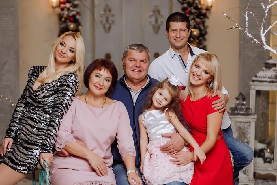 Кристина (крайняя слева) вместе с семьей – со своей главной поддержкой