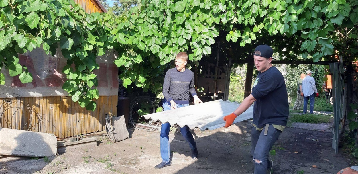 В Песках разгружают шифер для ремонта кровель