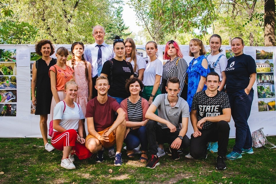 На День флага, 23 августа, в Торецке открыли выставку участниц и участников фотомастерской MediaLab Donbass. Во время этой мастерской Сергей обучал подростков фотографии