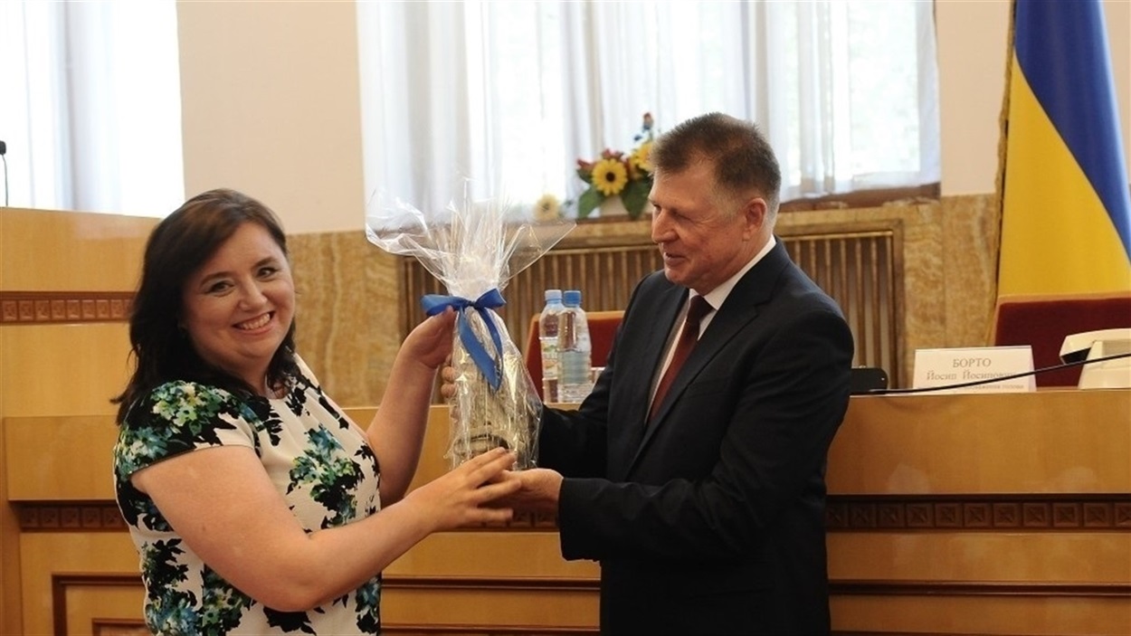 Анна во время награждения в Закарпатской ОГА