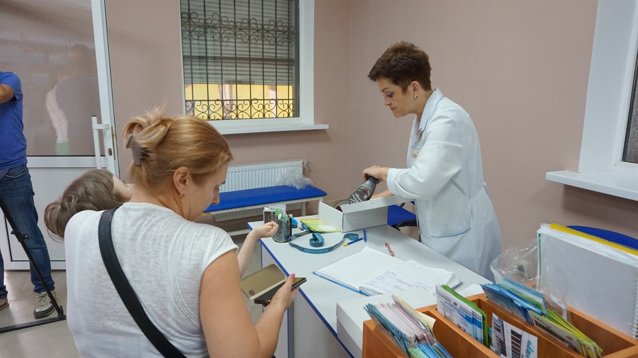 Ребенку подбирают специальную обувь