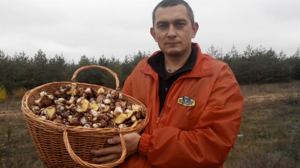 В ненастную погоду и пронизывающий ветер спасает дождевик с капюшоном
