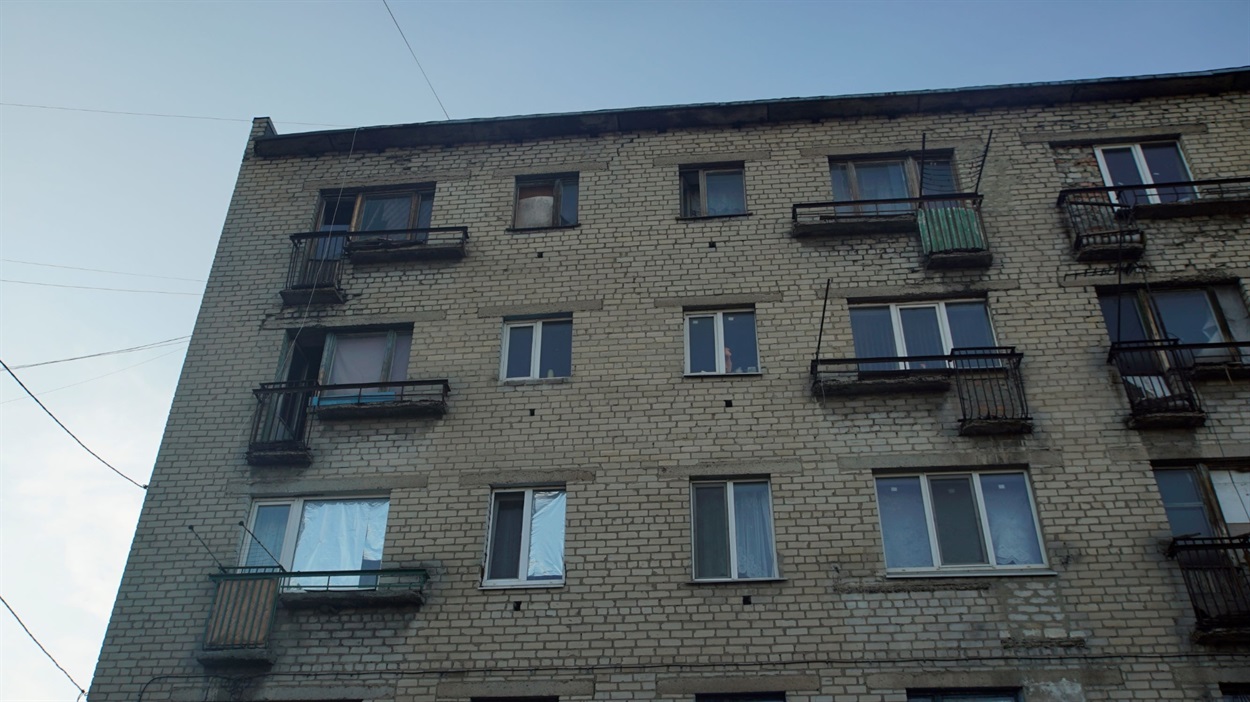 За законом військові дії не є поважною причиною відсутності квартиронаймача / На фото – будинок у Добропіллі