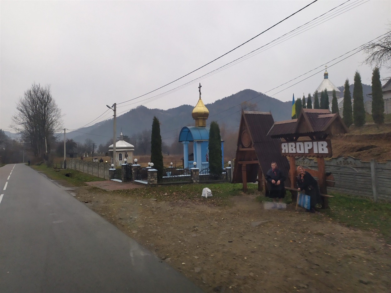 Капличка поблизу зупинки в селі Яворів