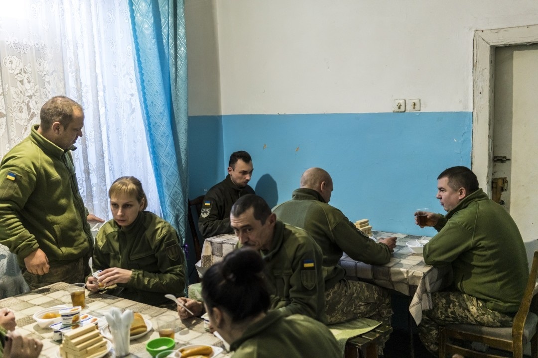 Украинские военные медики завтракают в Авдеевской центральной городской больнице.