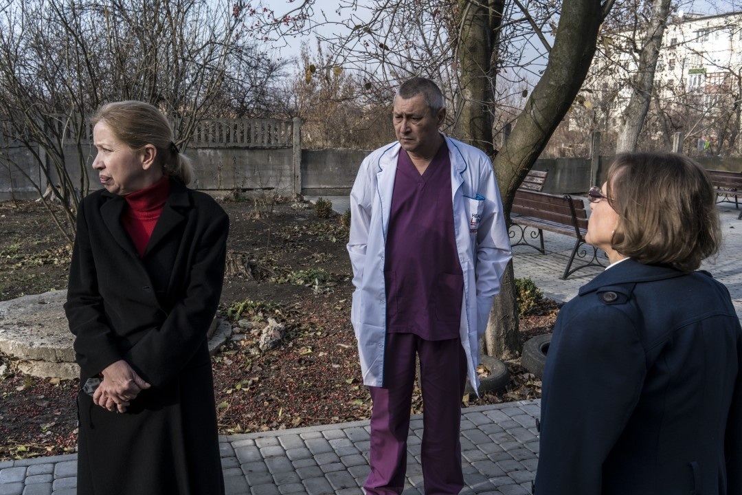 Главврач авдеевской больницы Ирина Лагода (слева), ее заместитель Виталий Сытник и старшая медсестра Юлия Манохина