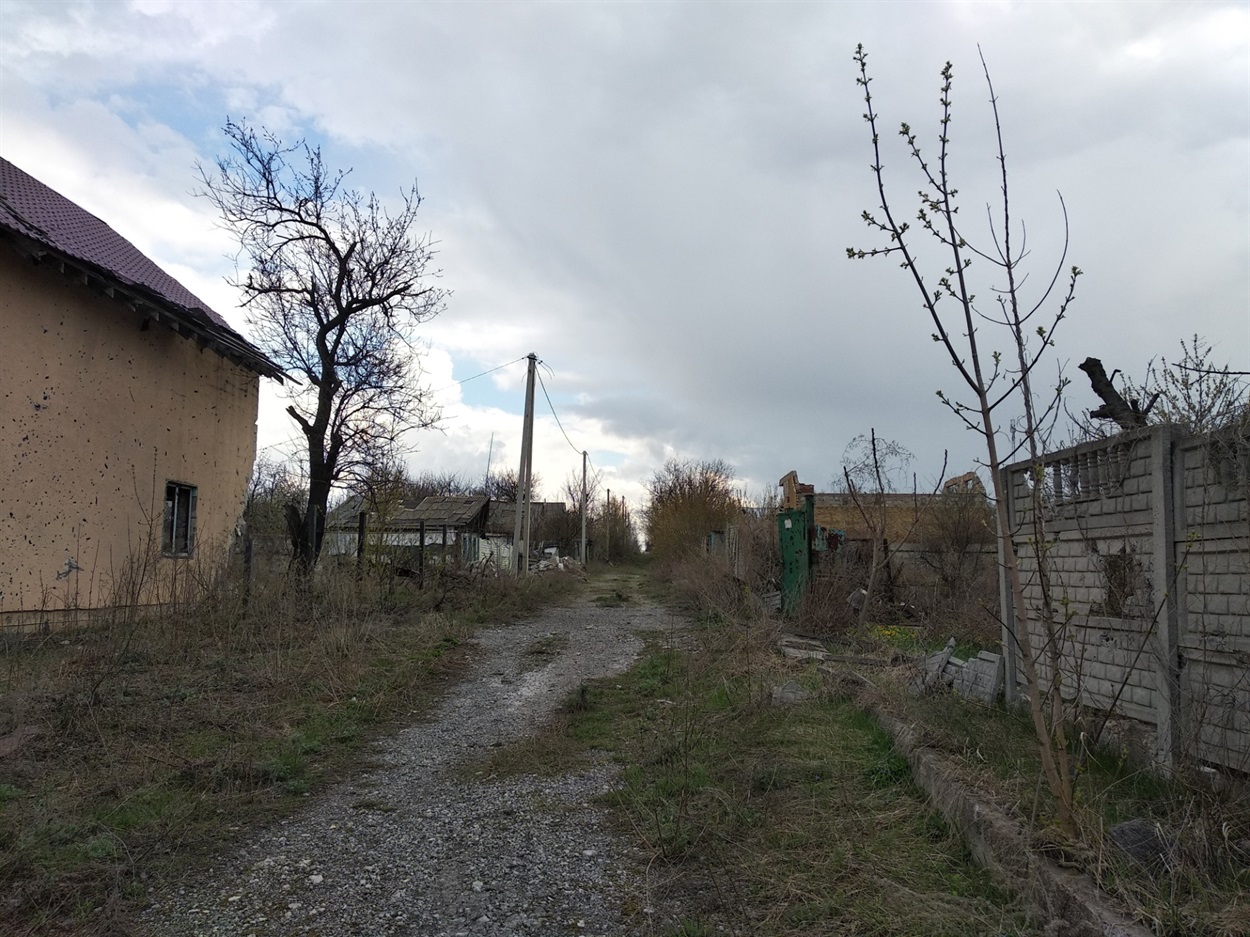 Поселок Октябрьский, весна 2019 года. В конце 2014 и начале 2015 года этот район подвергался шквальному огню крупной артиллерии. Почти полгода никто не жил в этом месте, люди начали возвращаться в 2016-м