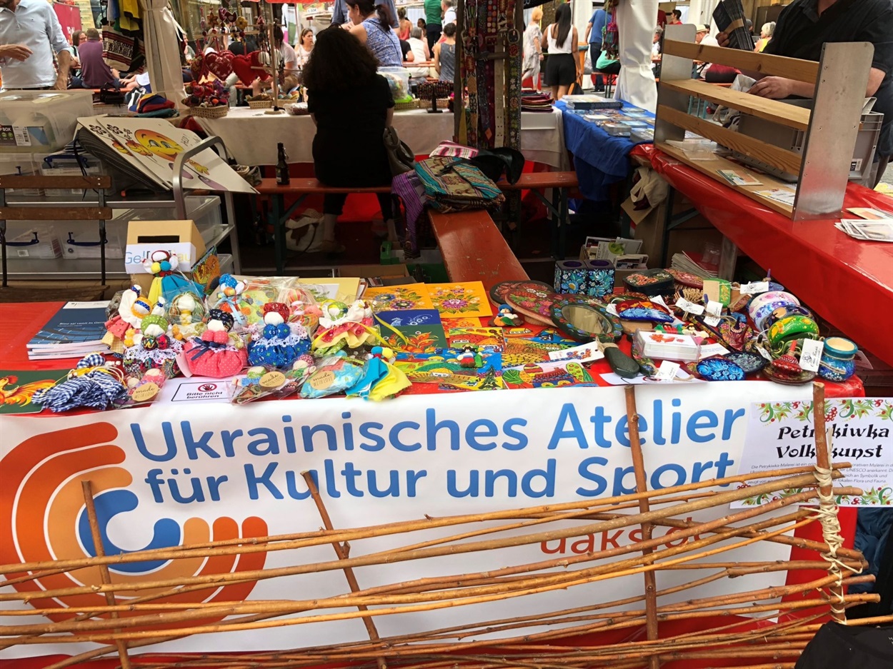 Стенд "Українського ательє культури та спорту" на ярмарку в Німеччині