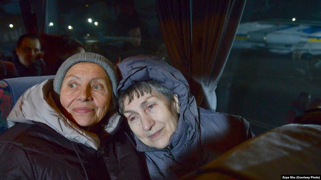 Галина Терещенко и Зинаида Мальцева (справа) после освобождения из заключения "ДНР". 29 декабря 2019 года