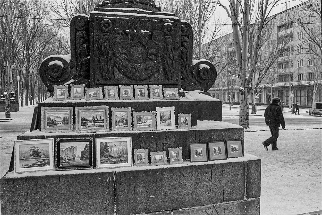 Донецк, бульвар Пушкина – любимое место для прогулок дончан. Издавна художники продают здесь свои работы. И даже сегодня, во время оккупации