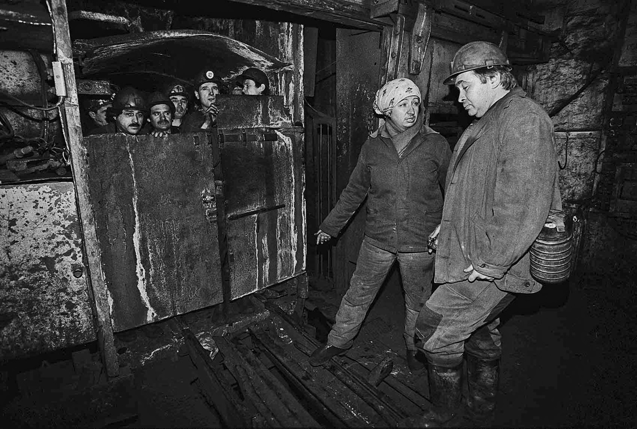 Горловка, шахта №2 имени Ленина. Горняки перед спуском на горизонт 1080 метров. Сейчас шахта не работает - затоплена грунтовыми водами
