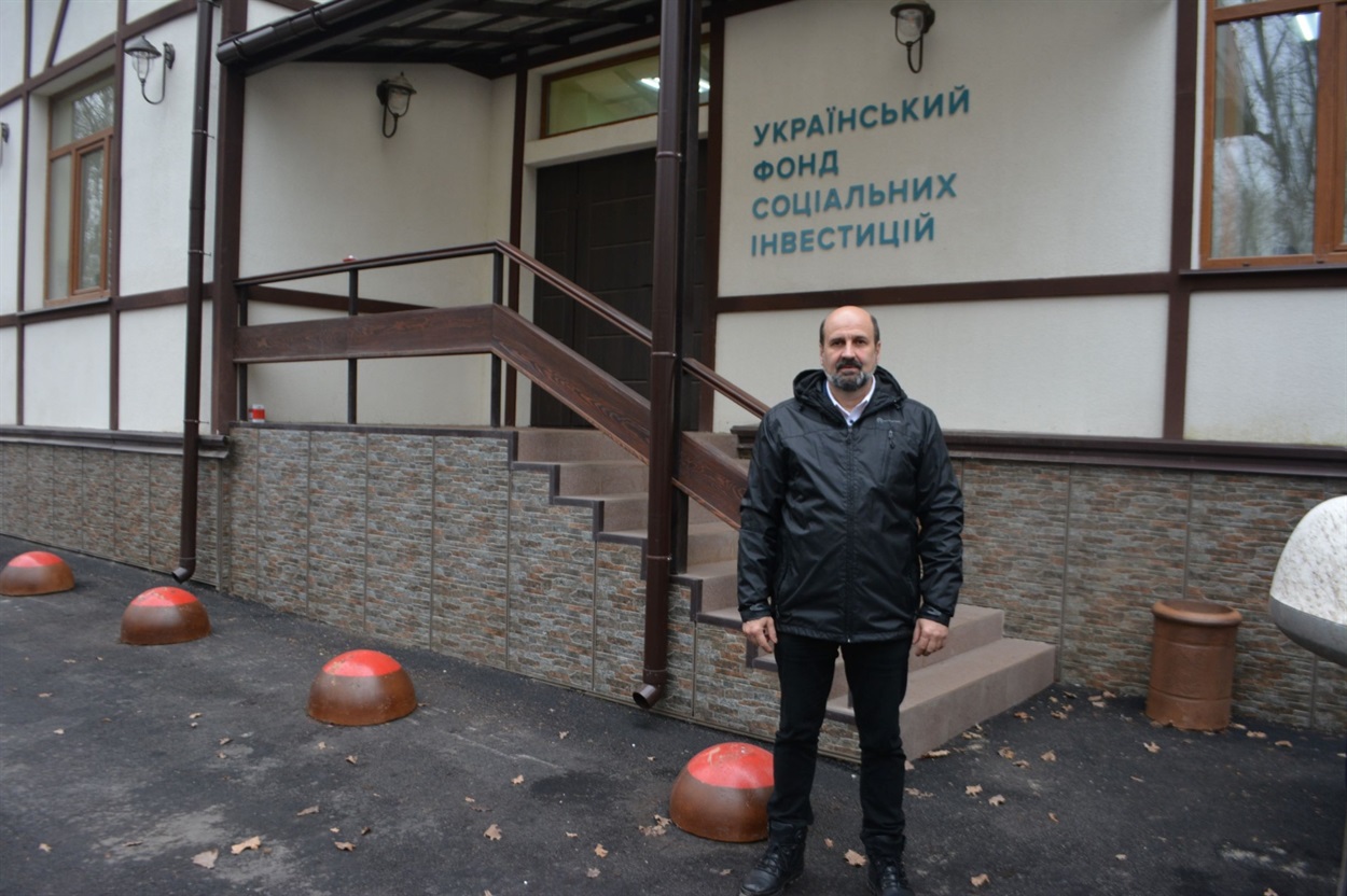 Сергій Кадигроб біля будівлі Східного регіонального представництва УФСІ у Харкові