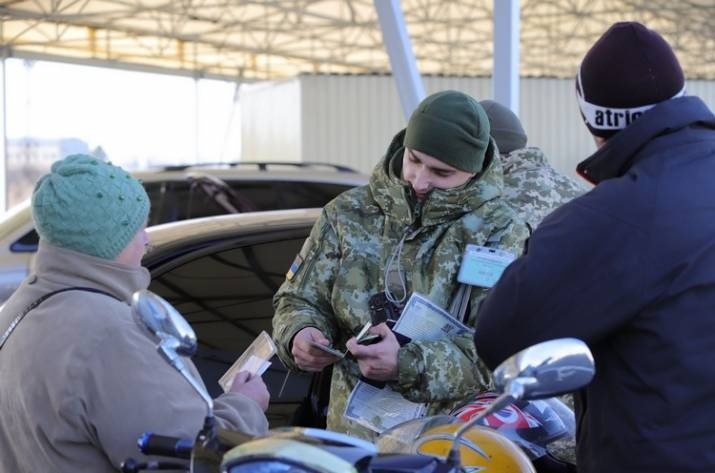 Украинский пограничник проверяет документы на одном из КПВВ. Иллюстративное фото