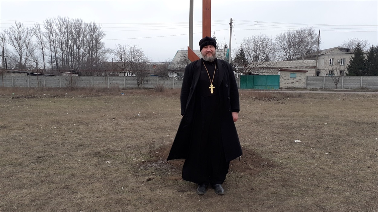 Ця ділянка належить парафії Покрови Пресвятої Богородиці ПЦУ. Олександр Солдатенко мріє збудувати церкву, але наразі тут стоїть лише хрест