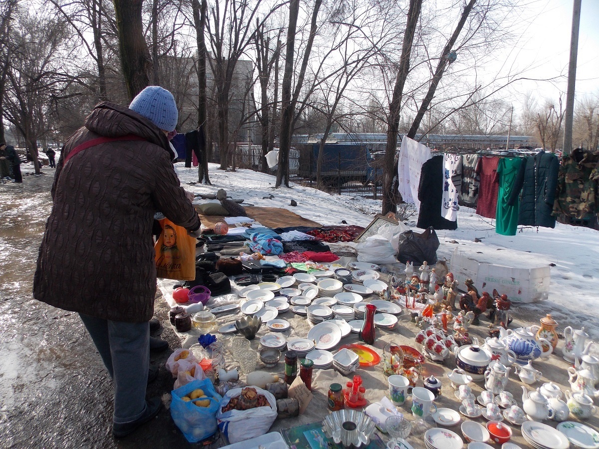 Россыпи старого фарфора на барахолке в Краматорске