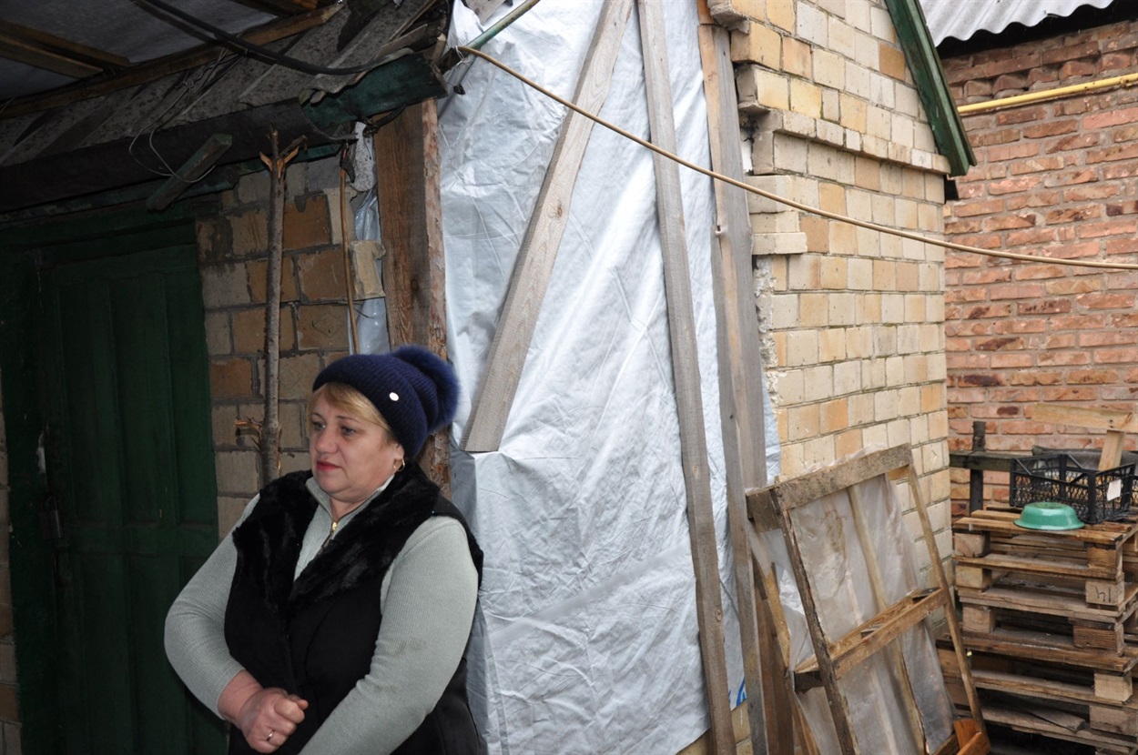 На місці, де стоїть Тетяна, колись ховались від обстрілу протестанти. Тільки-но люди вибігли з укриття, сюди прилетів снаряд