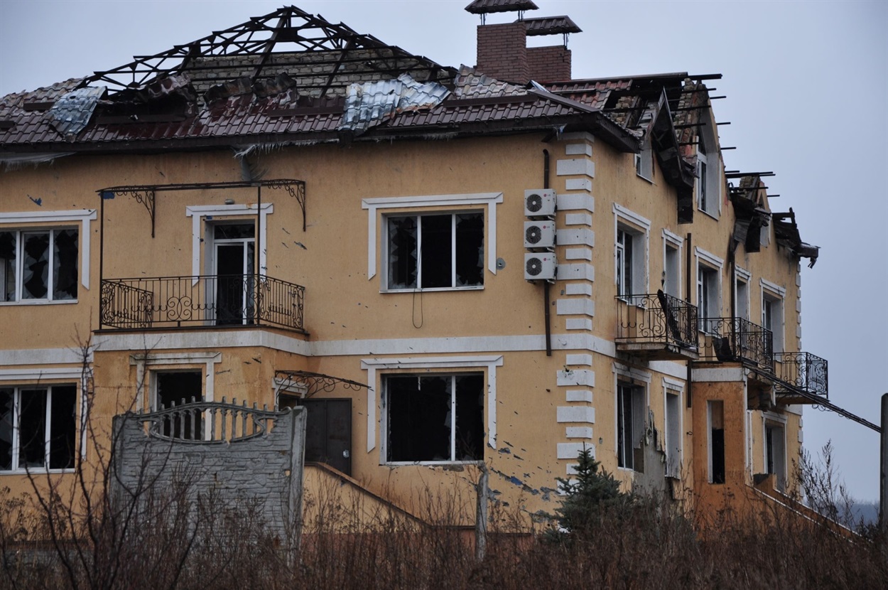 Влітку 2014 року в готелі «Усадьба» жили бойовики. Тепер він закинутий, з одного боку прострелений з танку