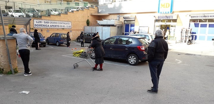 Очередь в супермаркет в Неаполе
