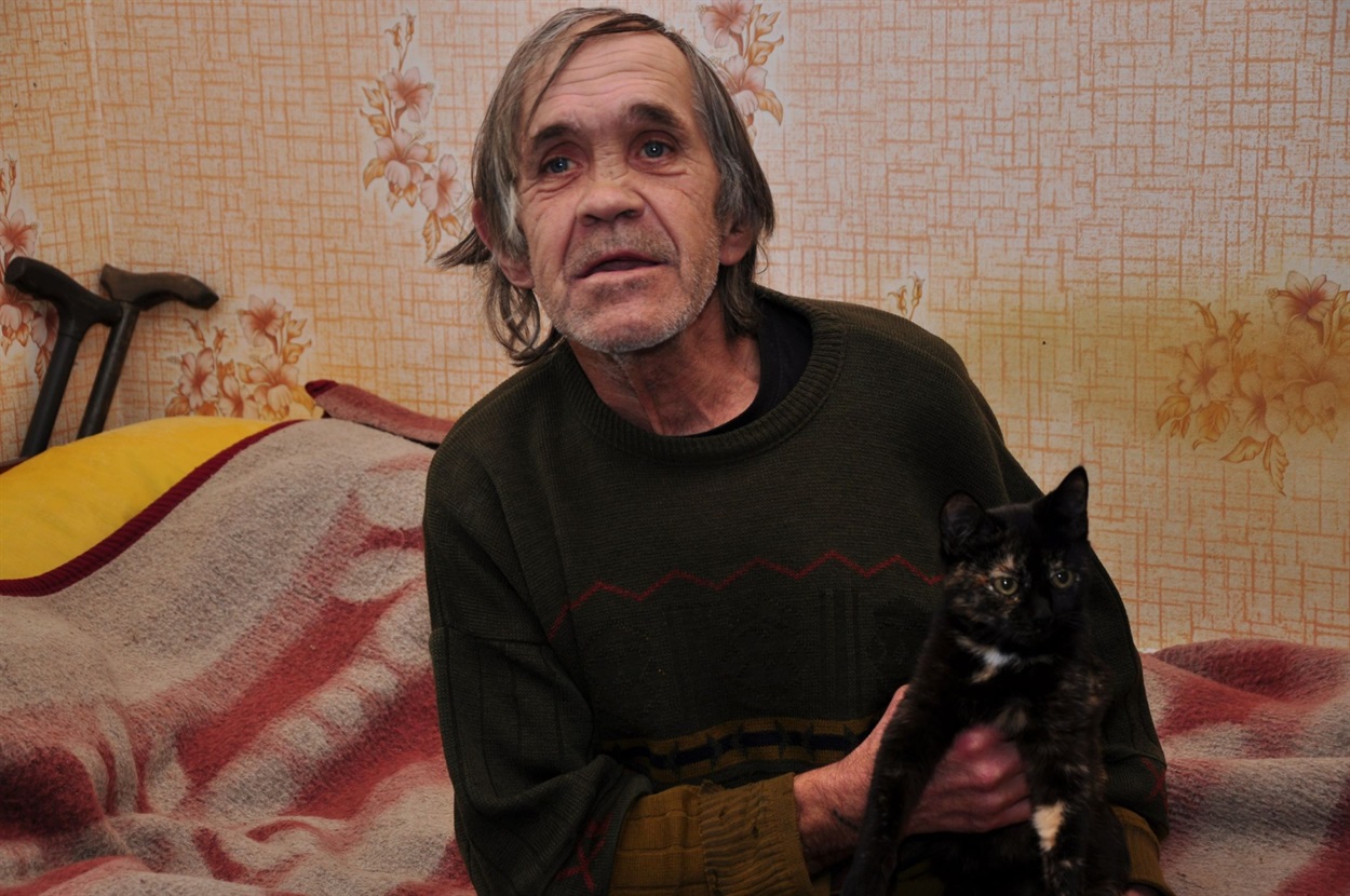 Владимир из Дебальцево работал на железной дороге. Его сын, дочка и внучка погибли, он остался один и попал в хоспис