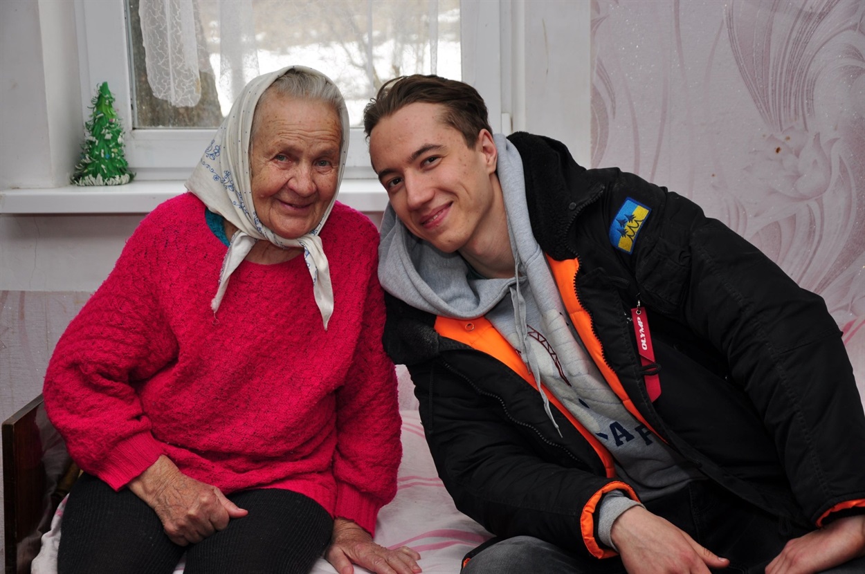 Управляющий хосписом Геннадий Ткачев с одной из его жительниц