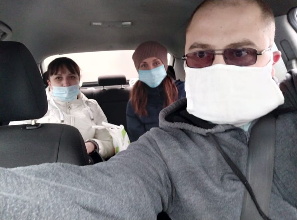 Волонтер проекта из Новогродовки подвозит врачей в свой выходной