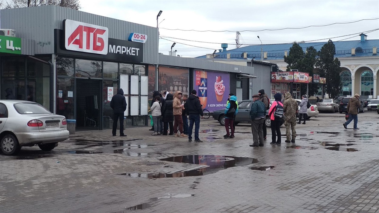Очередь в АТБ в Славянске выстраивается на улице