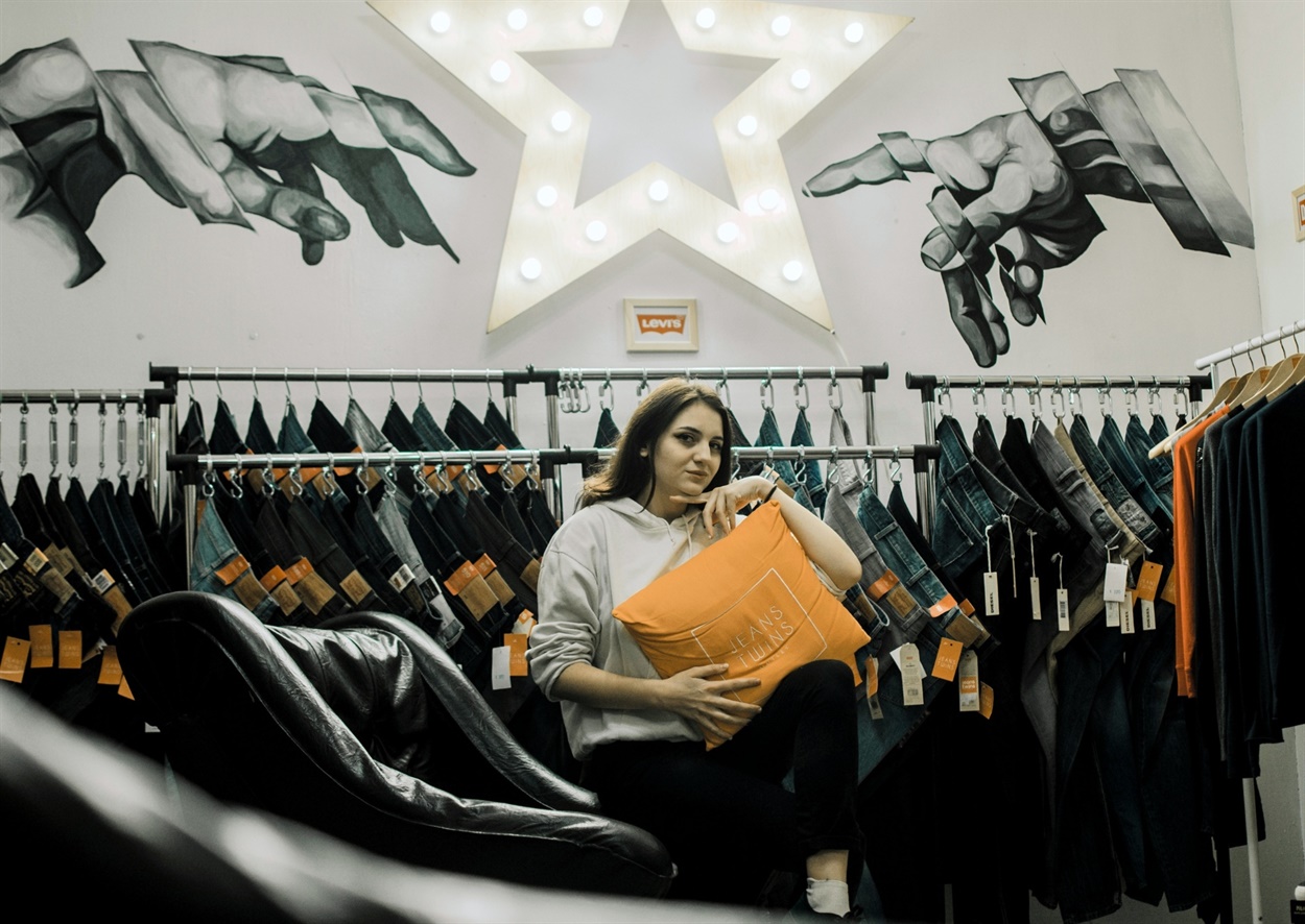 Катя и ее работа на стене в магазине Jeans Twins