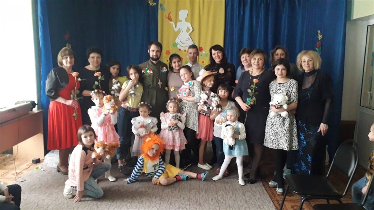 Вихованці та вихователі реабілітаційного центру в Лисичанську, з якими подружився отець Володимир Беспалий