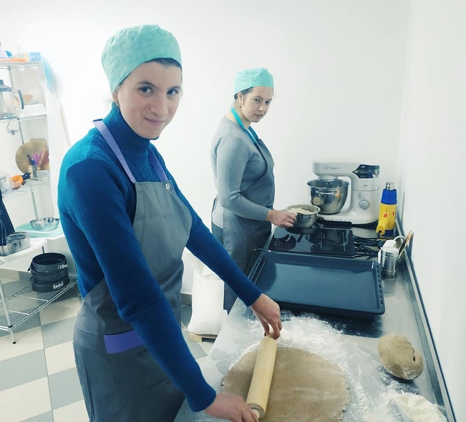 На кухне инклюзивной кондитерской «Золотые сердца Закарпатья»