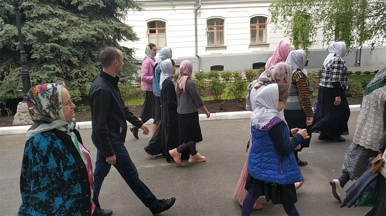 Після служби віряни та священники разом йдуть їсти