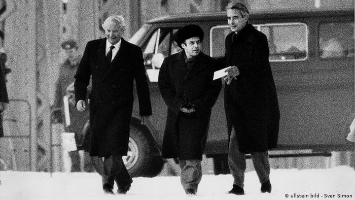 Анатолий Щаранский (в центре) переходит на территорию Западного Берлина во время обмена