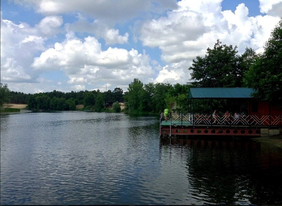 Альтанка біля води