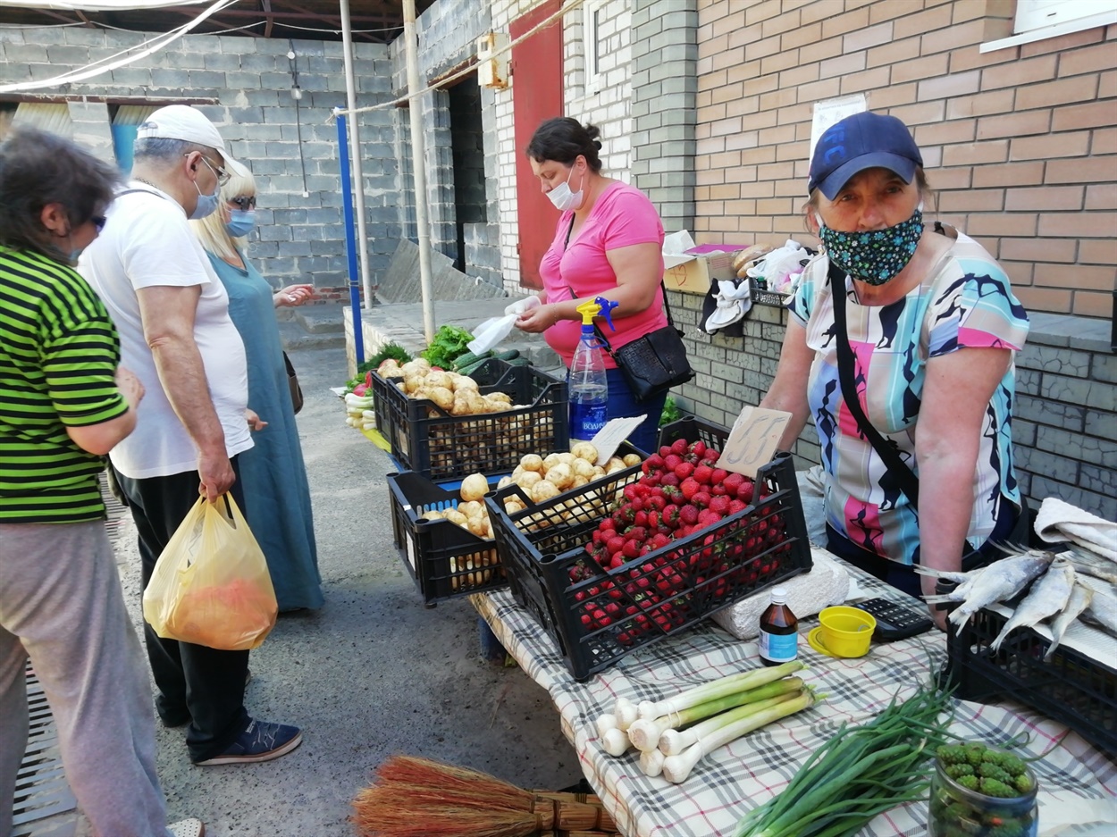 Нина принесла на рынок Лимана клубнику, выращенную на своем участке