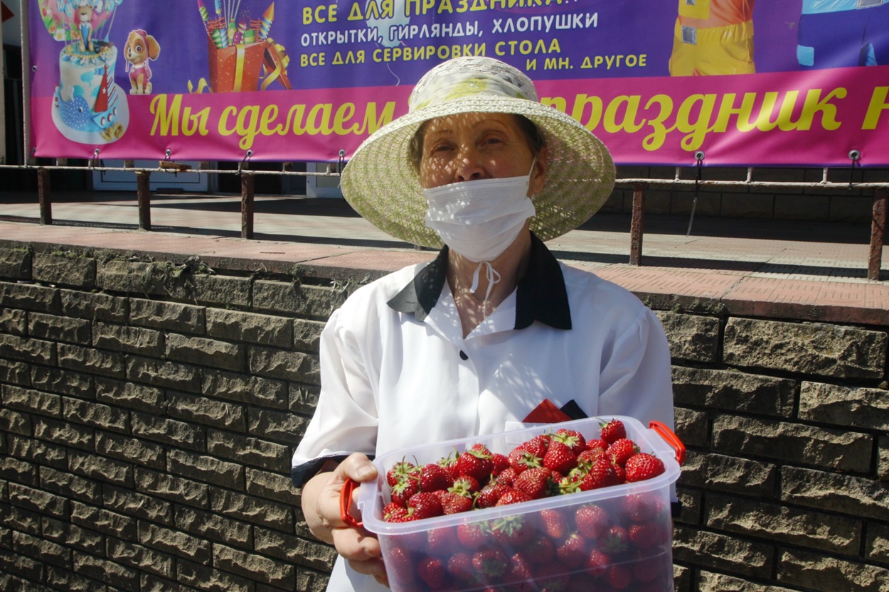 Покупатели берут клубнику, но как лакомство 