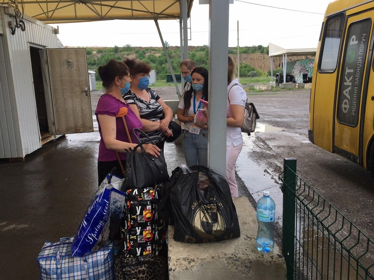 Женщины, которые пересекли КПВВ Новотроицкое в сторону оккупированной территории