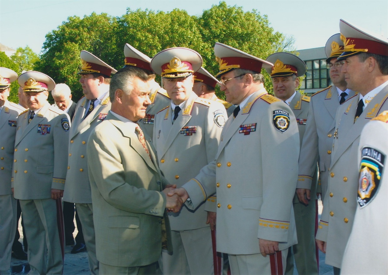 День независимости Украины, 2003 год. Тогдашний мэр Киева Александр Омельченко с членами коллегии МВД