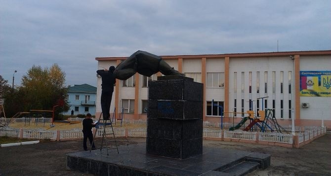 Памятник Ленину сносят в Сватово Луганской области
