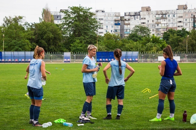 Женский футбольный клуб «Мариуполь» на тренировке