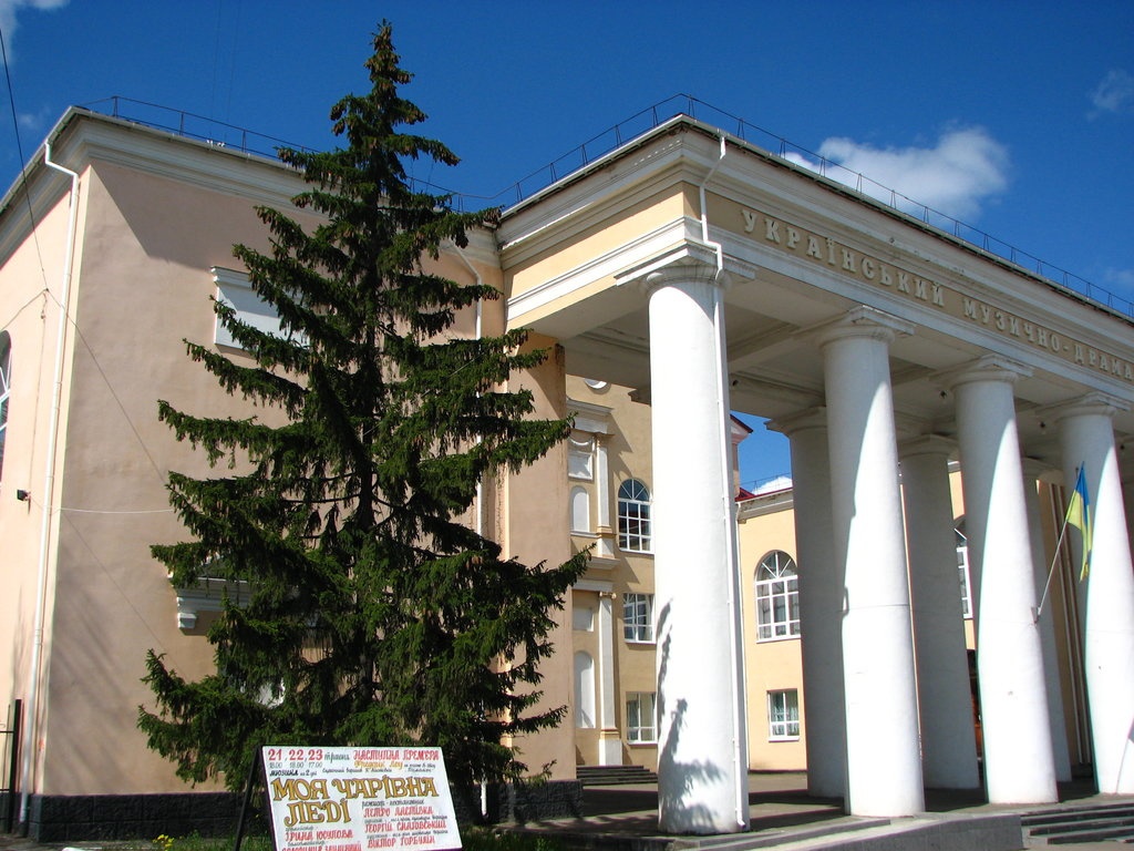 Луганский академический украинский музыкально-драматический театр до оккупации
