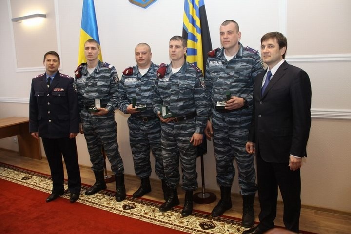 Сотрудников «Беркута» наградили за освобождение заложницы в Донецке