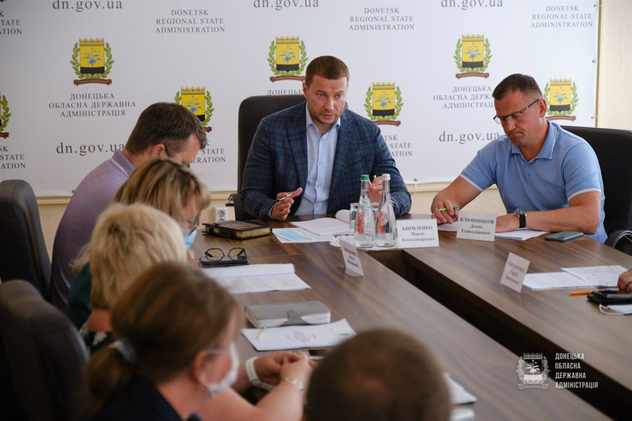 Глава Донецкой ОГА Павел Кириленко (по центру)