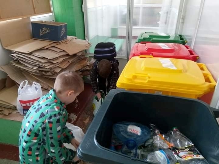 Сортировка мусора в 24-й школе Краматорска