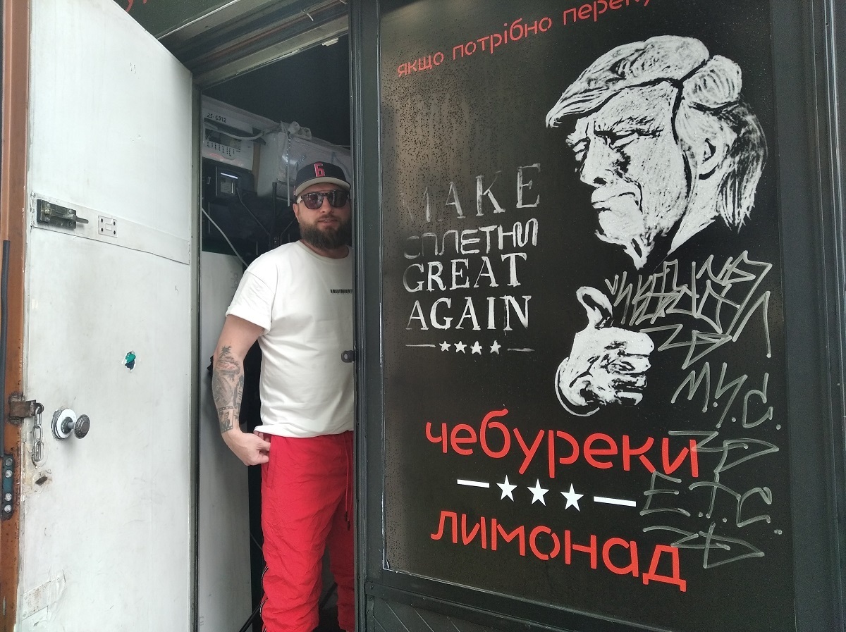 Евгений Васили в своей чебуречной