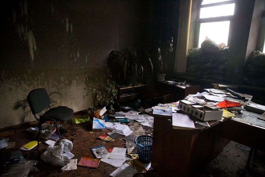 В здании СБУ в Славянске 7 июля 2014 года. Гиркин с боевиками покинули город. В одном из кабинетов позже нашли протоколы "военно-полевых трибуналов"