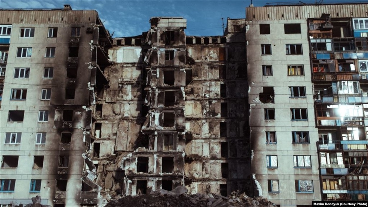 Разбомбленный в боях дом в Лисичанске