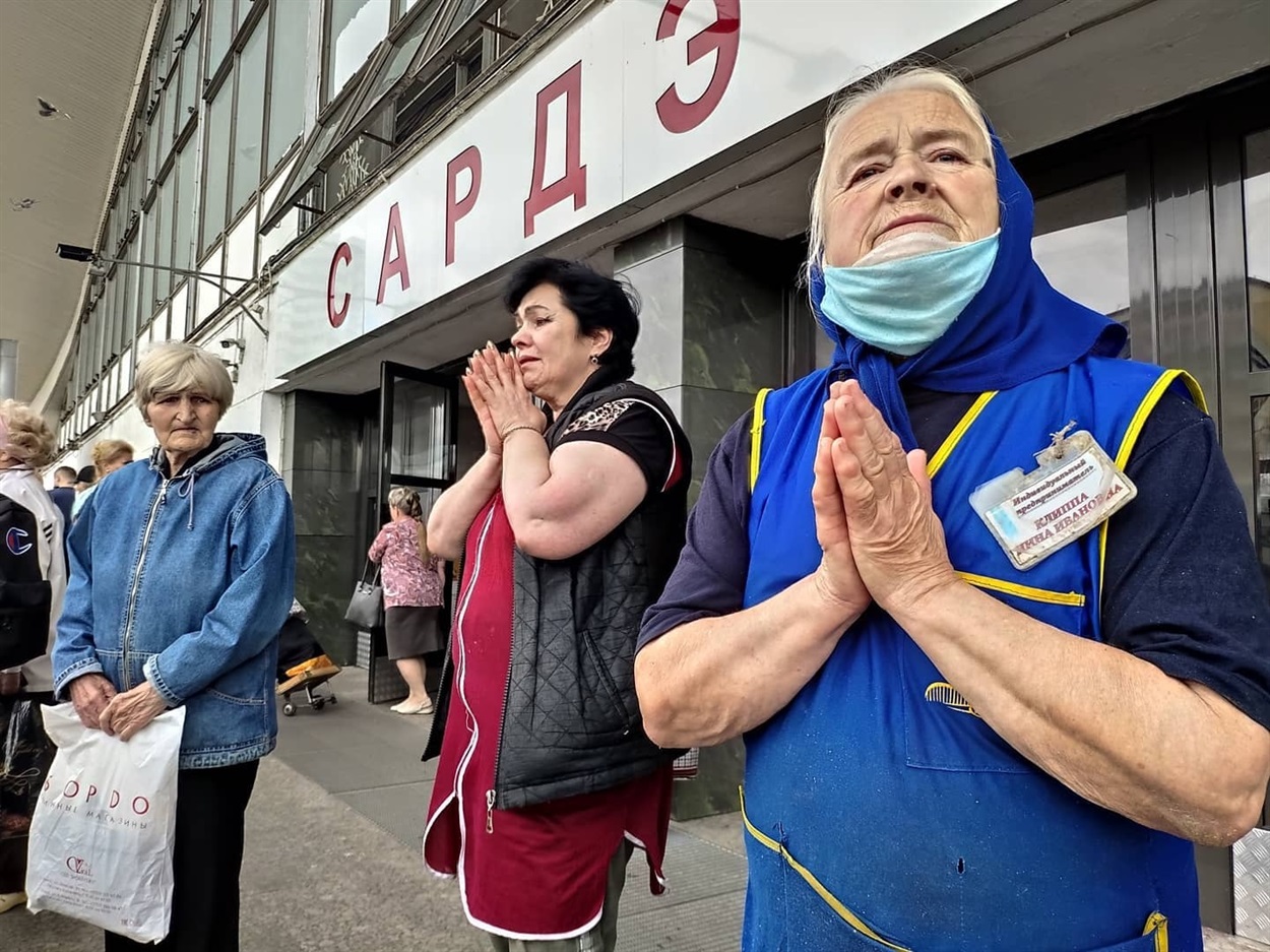 Минск, 12 августа. Протест женщин против насилия силовиков на митингах, в поддержку задержанных и раненых демонстрантов