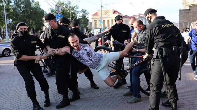 Силовики задерживают участника протестов в Белоруси