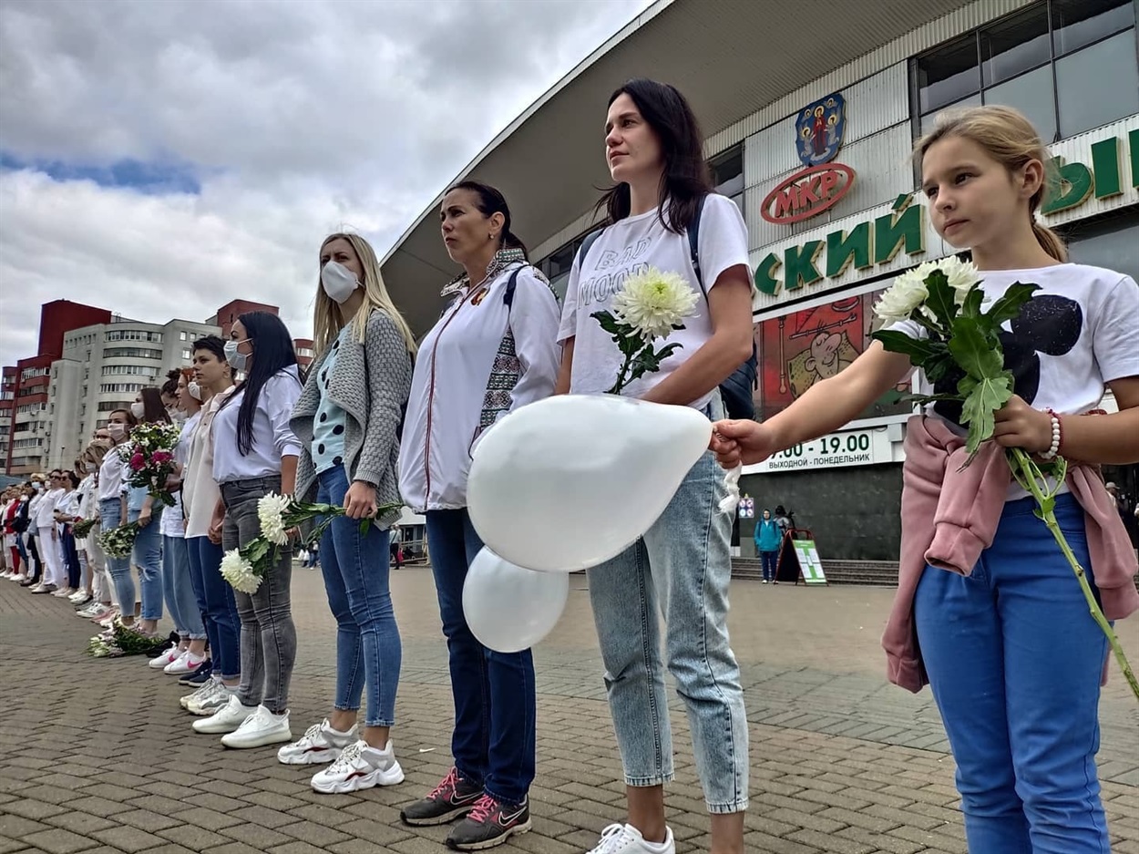 Минск, 12 августа. Протест женщин против насилия силовиков на митингах, в поддержку задержанных и раненых демонстрантов