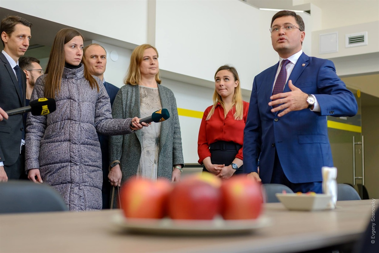 Журналистка канала ТВ7 (вторая слева) и мэр Мариуполя Вадим Бойченко. Теперь канал может стать муниципальным